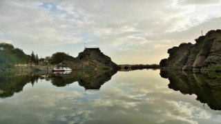 Çeşnigir Kanyonu ve tarihi köprü ziyaretçilerine eşsiz bir manzara sunuyor