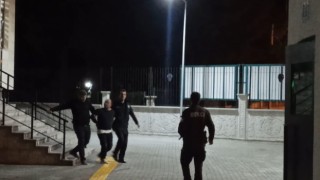 Çevreyi rahatsız eden alkollü şahıs müdahaleye gelen polislere saldırdı