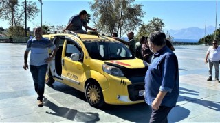 Ceza yazılacağını öğrenen ticari taksi sürücüsü aracının üzerine çıktı