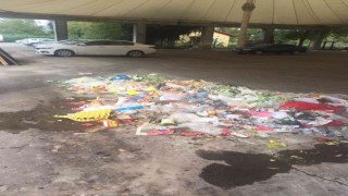 CHPli belediye pazar yerinde çöpleri unuttu