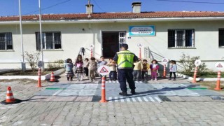 Çinede 21 öğrenci “trafik dedektifi” oldu