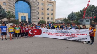 Cizrede öğrenciler Cumhuriyet için koştu