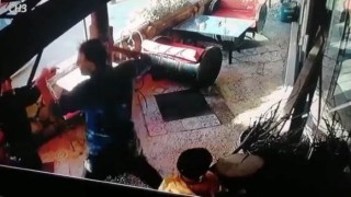 Çocuğunun gözü önünde eşini darp etti