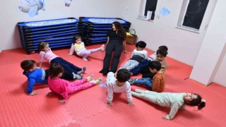 Çocuklar yoga ile keşfetmeyi öğreniyor