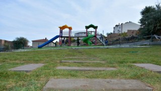 Çocukları çok seven eşi için memleketine park yaptırdı