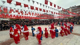 Çocukların halk oyunları ile bayrak gösterisi beğeni topladı