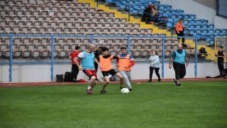 Çocukların yeşil sahadaki rakibi babaları oldu