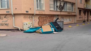 Çöp konteynırına atılan eşya parçaları tüm sokağı kapladı
