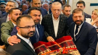 Cumhurbaşkanı Erdoğana Sındırgıdan Yağcıbedir Halısı hediye edildi