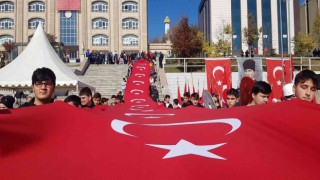 ‘Cumhuriyet Kortejinde açılan 50 metre uzunluğundaki Türk bayrağı görsel şölen sundu