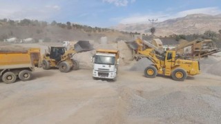 Derecikte yol yapım çalışmalarına hız verildi