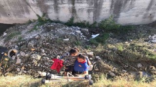 Derede mahsur kalan çocukların yardımına itfaiye yetişti