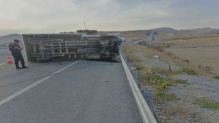 Devrilen kamyonun sürücüsü yaralandı