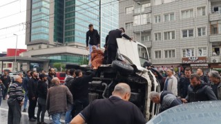 Devrilen minibüsten burunları kanamadan çıktılar