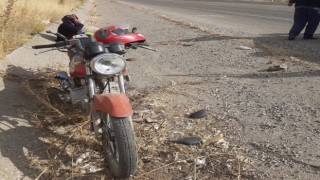 Devrilen motosikletteki yolcu yaralandı