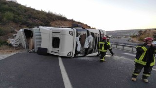Devrilen tırdaki sürücü yaralandı