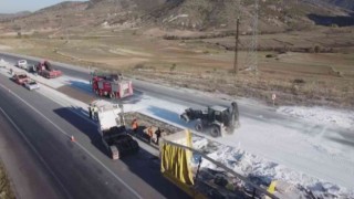Devrilen tırdan yola saçılan nişastalar böyle temizlendi