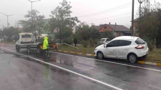 Direksiyon hakimiyetini kaybetti karşı şeride geçerken elektrik direğine çarptı