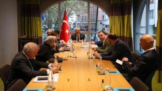Dışişleri Bakanı Çavuşoğlu, AKPM Türk heyeti ile bir araya geldi