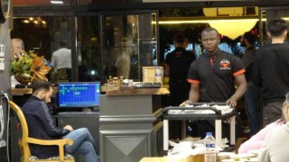 Diyarbakırda paça servisi Burkina Fasolu ‘Bünyaminin elinden