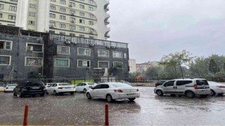 Diyarbakırda sağanak yağış etkili oldu