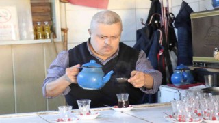 Down sendromlu çaycı, esnafın neşe kaynağı