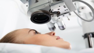 Dr. Bülent Raşit Tuncelden lazer operasyonu hakkında önemli uyarılar; “Göz çizdirme ameliyatı için numaranın sabit olması gerekir”