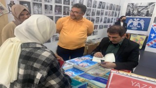 Dr. Mehmet Yavuz kitaplarını imzaladı