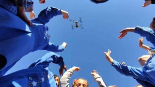 Dron ile ilk tanışan öğrencilerin mutluluğu