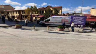 Dubaları aşamayan ambulans kaldırımı kullandı