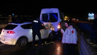Düğün dönüşü yol ayrımını kaçırıp geri gelen minibüse otomobil çarptı: 2si çocuk 6 yaralı