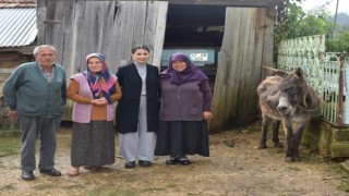 Düğün hediyesi olarak verilen eşeğe bebek gibi bakan aileye Kaymakam Kazanasmazdan ziyaret