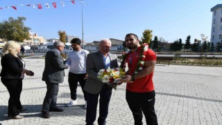 Dünya 3.sü milli güreşçi Feyzullah Aktürk davul-zurna ile karşılandı