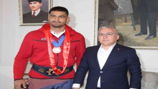 Dünya Şampiyonu güreşçi Taha Akgül altınla ödüllendirildi