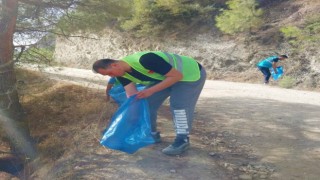 Duyarlı gençler doğaya bilinçsizce atılan çöpleri temizledi