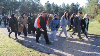 Düzcede sonbaharın tadını ormanda yürüyerek çıkarttılar