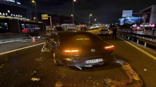 E-5te iki araca çarparak kaza yapan otomobilin motoru yolun ortasına düştü