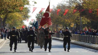 Edirnede bayrağını alan meydana koştu, 7den 70e Cumhuriyet coşkusu yaşandı