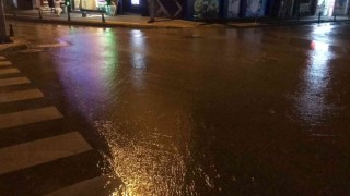Edirnede su borusu patladı, asfaltta metrelerce göçük oluştu