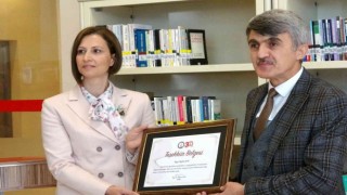 Eğitimci Neziha Çelik, DPÜ Şehit Astsubay Ömer Halisdemir Kütüphanesine kitap bağışında bulundu