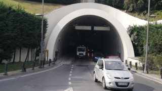 Egzoz kokusuna aldırmadı, zurnasını tünel girişinde çalmaya başladı