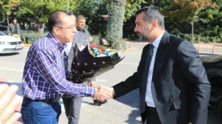 Elazığ Belediyesi çalışanlara yüzde 45 zam yaptı, Başkan Şerifoğulları kapıda çiçeklerle karşılandı