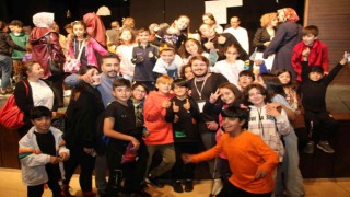 Elazığda Momo adlı çocuk tiyatro oyununa yoğun ilgi