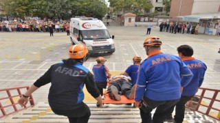 Elazığda yapılan deprem tatbikatı gerçeği aratmadı, öğrenciler meraklı gözlerle izledi