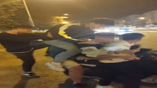 Elektrikli bisiklete 6 kişi binip yola çıkmaya çalıştılar, hareketleriyle pes dedirttiler