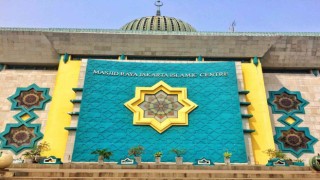 Endonezyada cami kubbesi önce yandı sonra çöktü