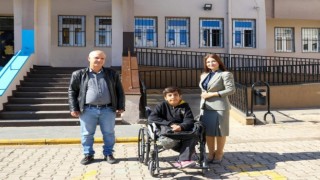 Engelli öğrenci öğretmeninden tekerlekli sandalye talep etti, belediye başkanı yerine getirdi
