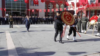Ercişte çelenk sunma töreni