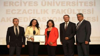 ERÜ Eczacılık Fakültesi ECZAKDER Tarafından Yeniden Akredite Edildi