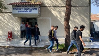 Erzincanda tur otobüsünde 8 kaçak göçmen ile 4 organizatör şüphelisi yakalandı